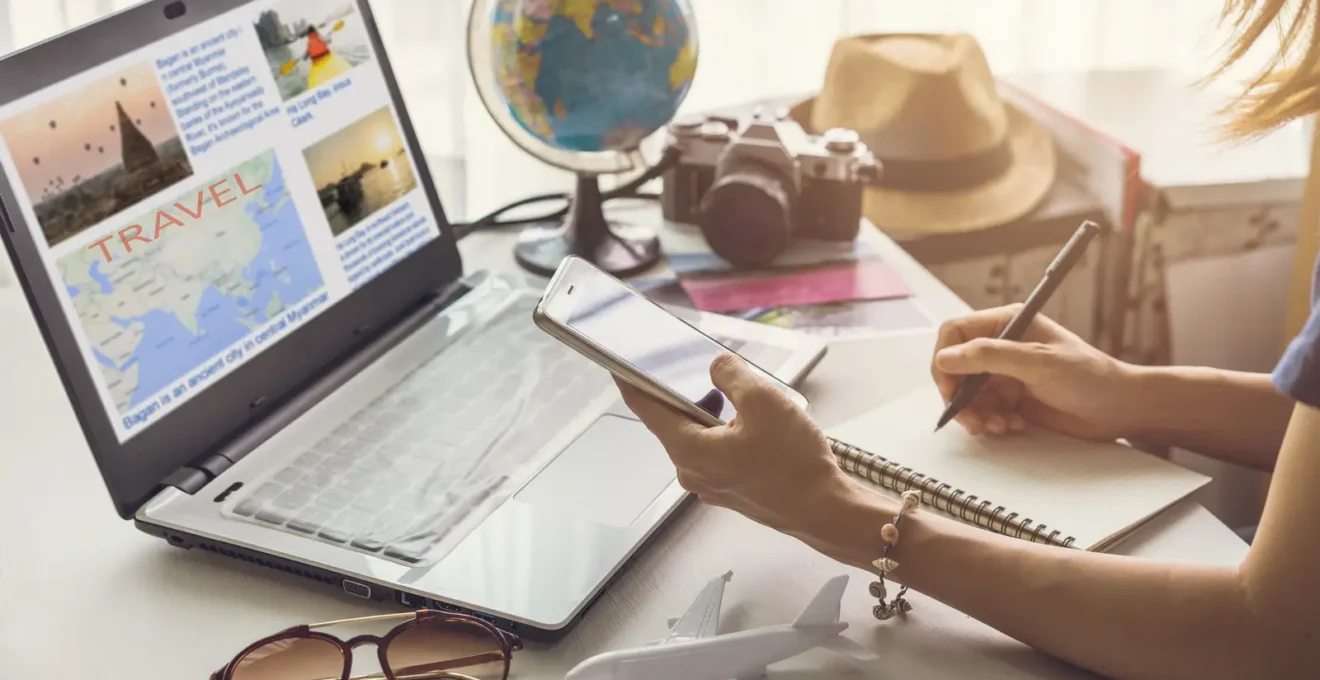Voyageur organisant ses documents de voyage et carte d'assurance dans un hébergement routard