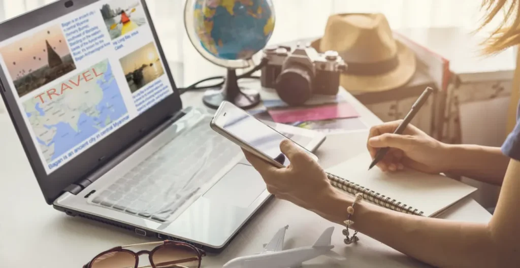 Voyageur organisant ses documents de voyage et carte d'assurance dans un hébergement routard